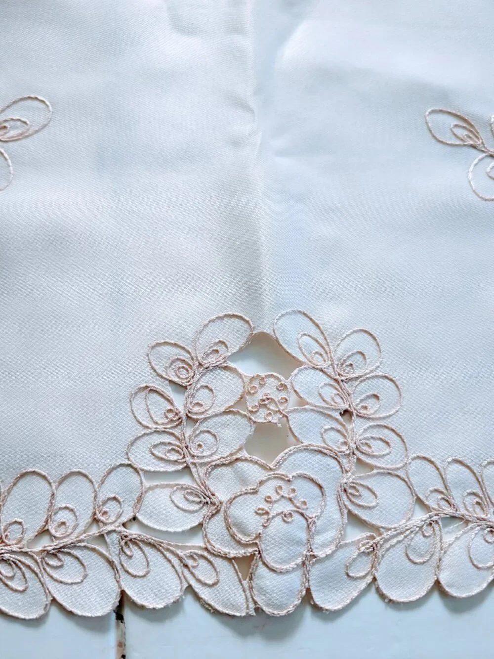 VTG Set 4 Satin Silk Cutwork Embroidered Placemats Lace Floral Scalloped 19x13